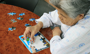 퍼즐놀이 치료하는 할머니모습
